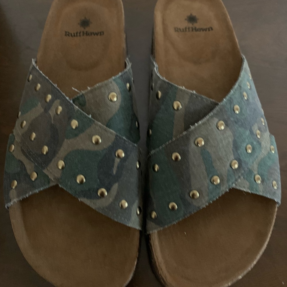 Woman sandal is A GreenCamo Color